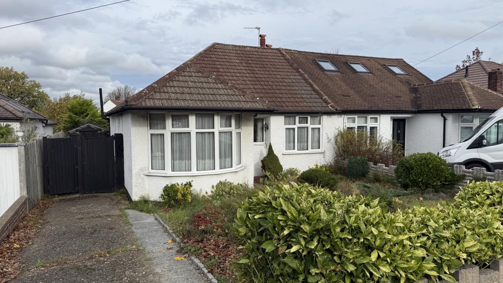Lot: 62 - SEMI-DETACHED BUNGALOW WITH POTENTIAL - External image of bungalow from street level